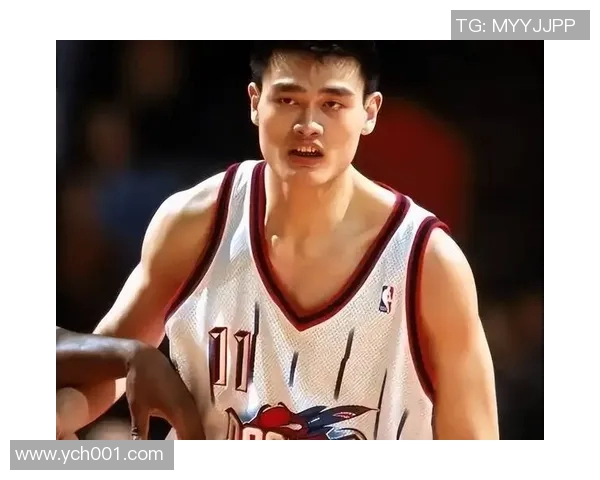 姚明叉腰时的霸气瞬间展现了他的自信与风范，令人难以忘怀的经典瞬间