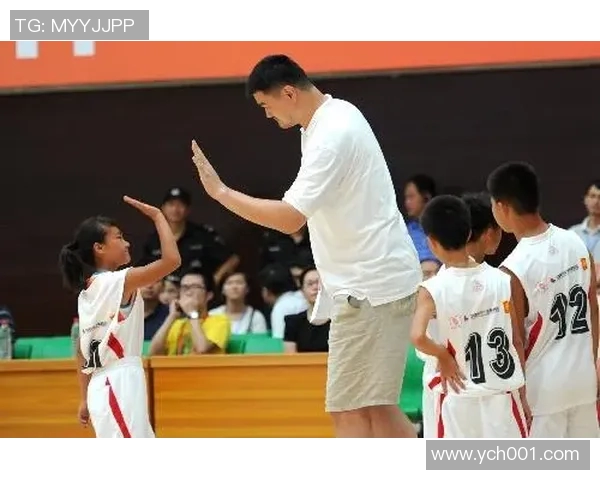 姚明进球后与队友击掌庆祝展现团队精神与默契配合