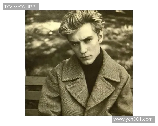 裘德洛化身足球明星展现魅力与激情的完美结合