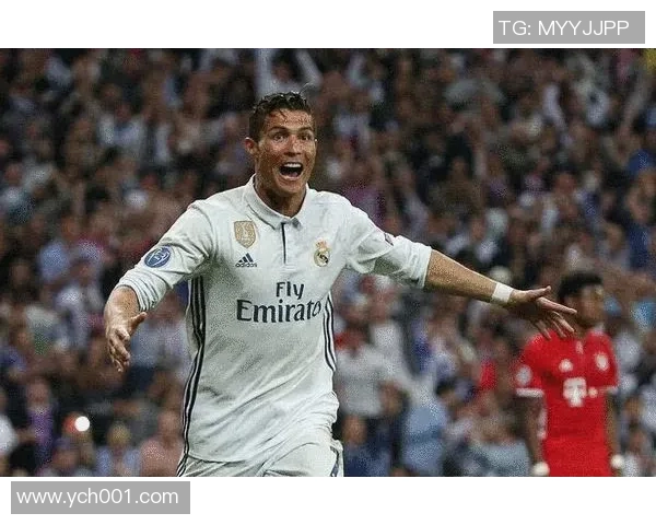 C罗足球明星小挂画展现传奇风采与激情瞬间的完美结合