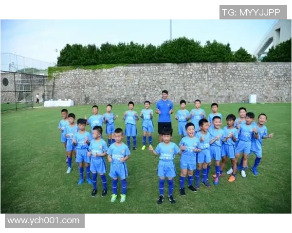 足球明星与球迷亲密互动瞬间记录共同追逐梦想的美好时刻